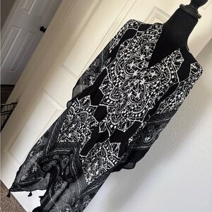 Black and White Patterned kimono by three birds nest